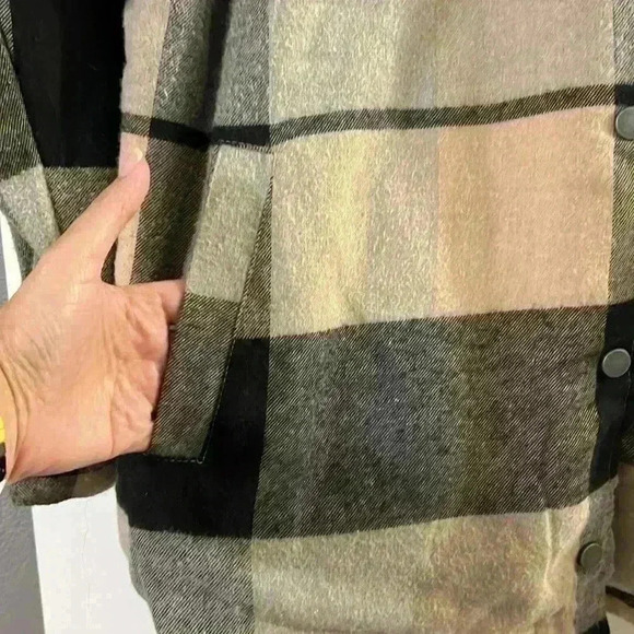 Like new youth large flannel jacket - Picture 3 of 6